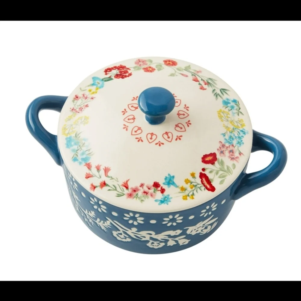 The Pioneer Woman Fancy Flourish Round Ceramic Mini Casserole Dish with Lid.‎